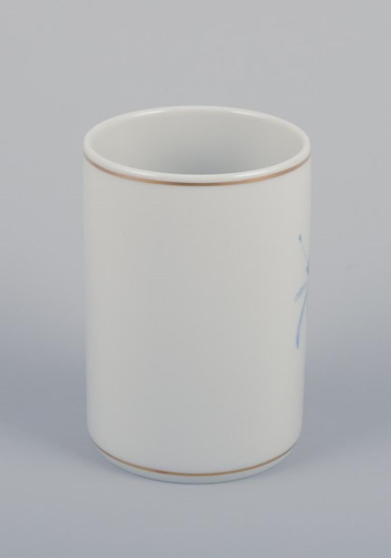 Peint à la main Meissen, Allemagne. Deux vases. Décoré à la main avec des motifs floraux bleus en vente