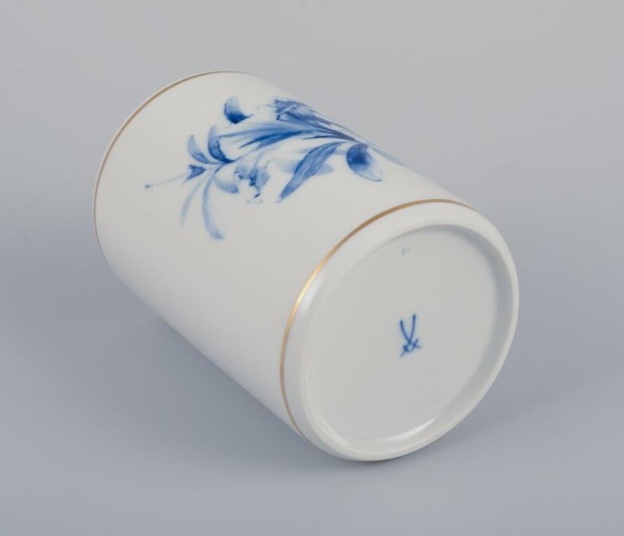 Meissen, Allemagne. Deux vases. Décoré à la main avec des motifs floraux bleus Excellent état - En vente à København, Copenhagen