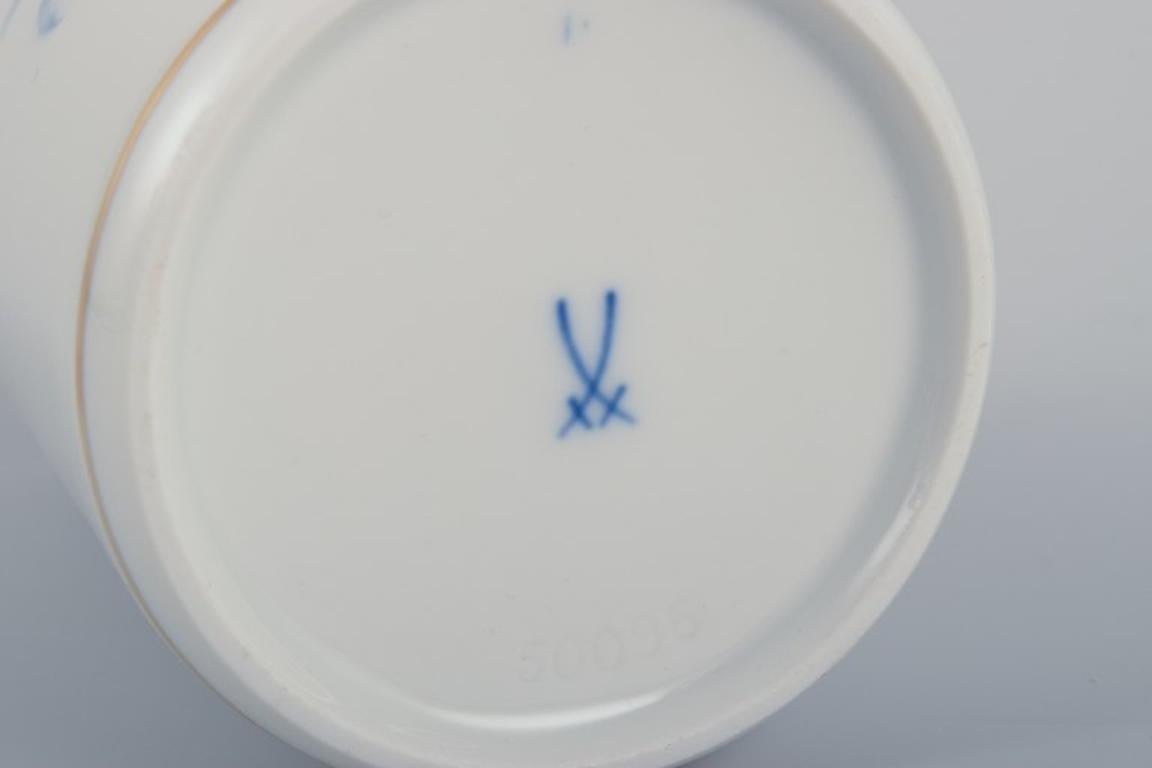 20ième siècle Meissen, Allemagne. Deux vases. Décoré à la main avec des motifs floraux bleus en vente