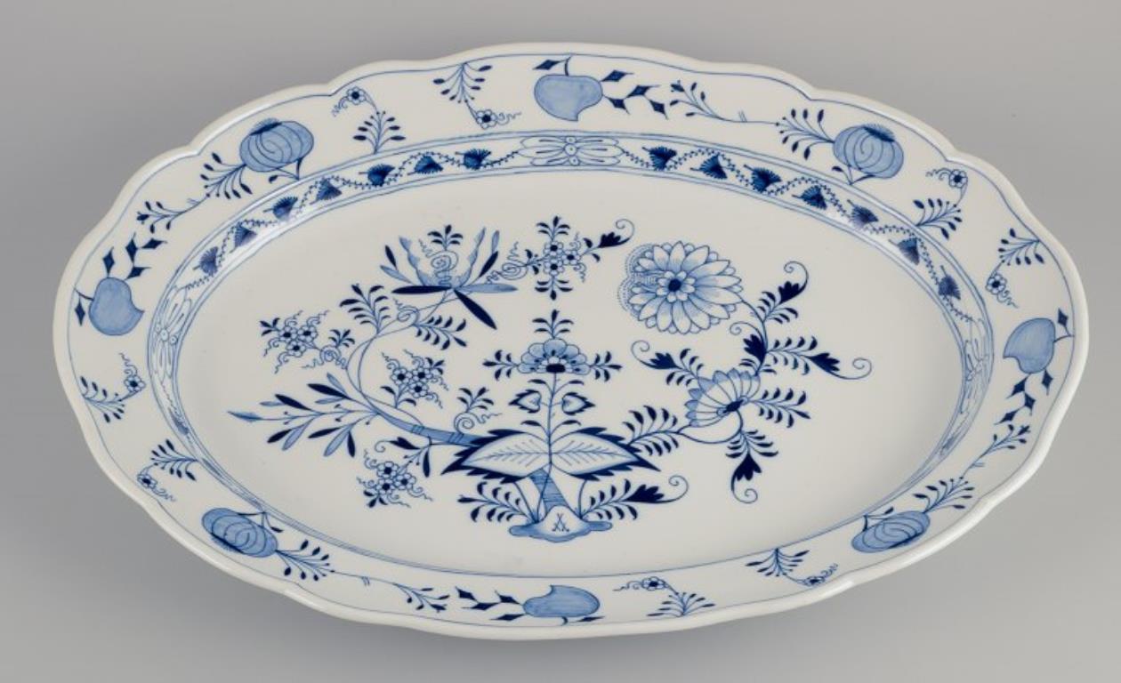 Meissen, Germania.
Piatto da portata molto grande con motivo Blue Onion.
Dipinto a mano in blu.
Approssimativamente del 1900.
Contrassegnato.
Prima qualità di fabbrica.
Condizioni perfette.
Dimensioni: L 54,5 cm x L 40,0 cm x H 6,0 cm.