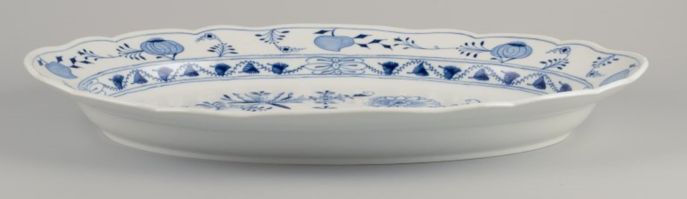 Tedesco Meissen, Germania. Piatto da portata molto grande con motivo Blue Onion. Ca. 1900 in vendita