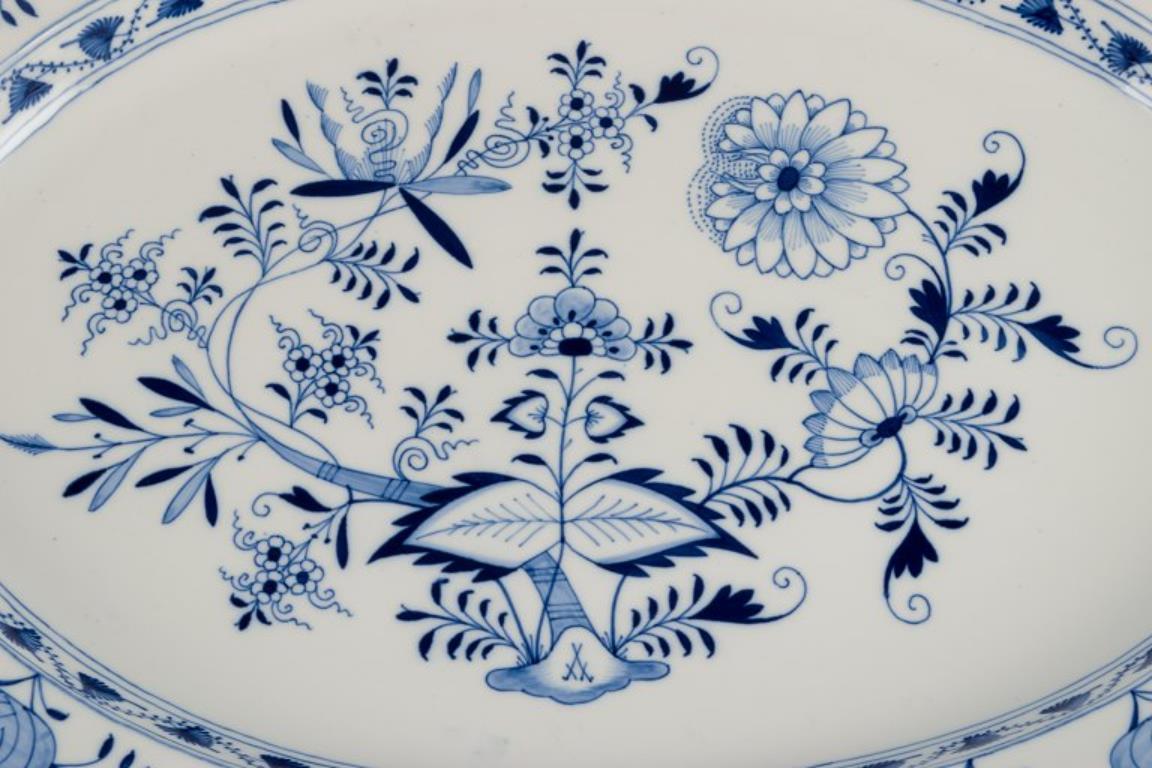 Dipinto a mano Meissen, Germania. Piatto da portata molto grande con motivo Blue Onion. Ca. 1900 in vendita
