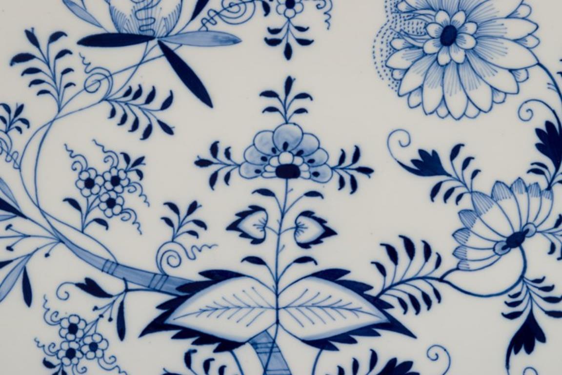 Meissen, Germania. Piatto da portata molto grande con motivo Blue Onion. Ca. 1900 In condizioni ottime in vendita a Copenhagen, DK