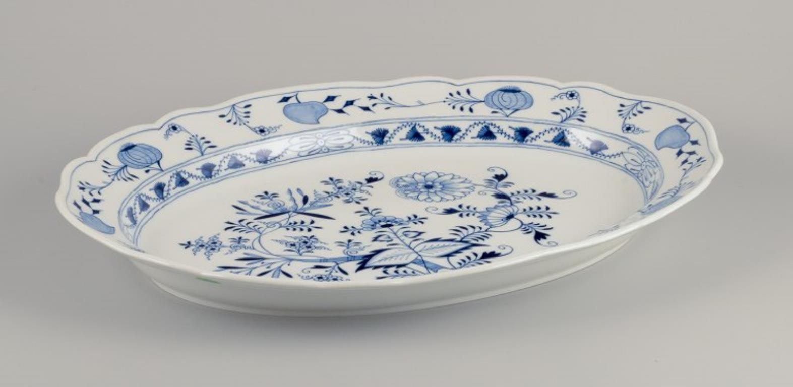 Porcellana Meissen, Germania. Piatto da portata molto grande con motivo Blue Onion. Ca. 1900 in vendita