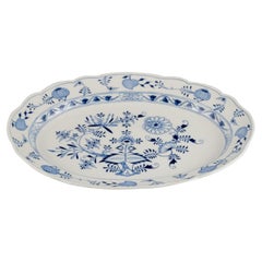 Meissen, Allemagne. Très grand plat de service à motif Blue Onion. Ca. 1900