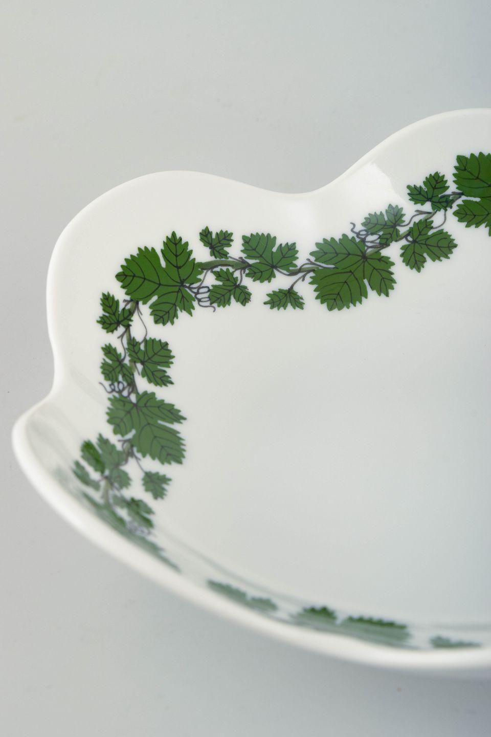 Meissen, Germany. Vine-Leaf Pattern. Porcelain bowl, dated 1992. (Deutsch) im Angebot