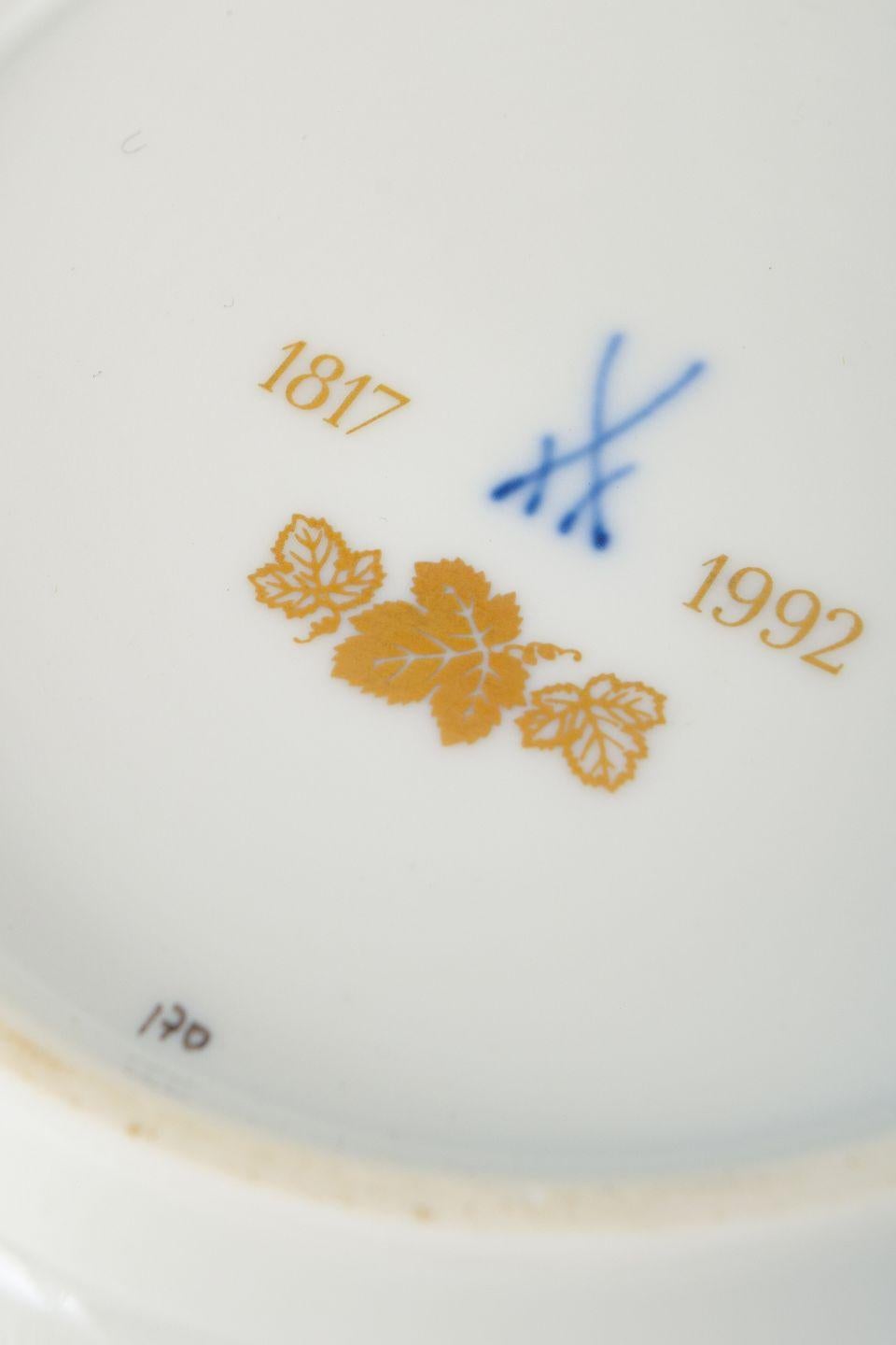 Meissen, Germany. Vine-Leaf Pattern. Porcelain bowl, dated 1992. (Glasiert) im Angebot