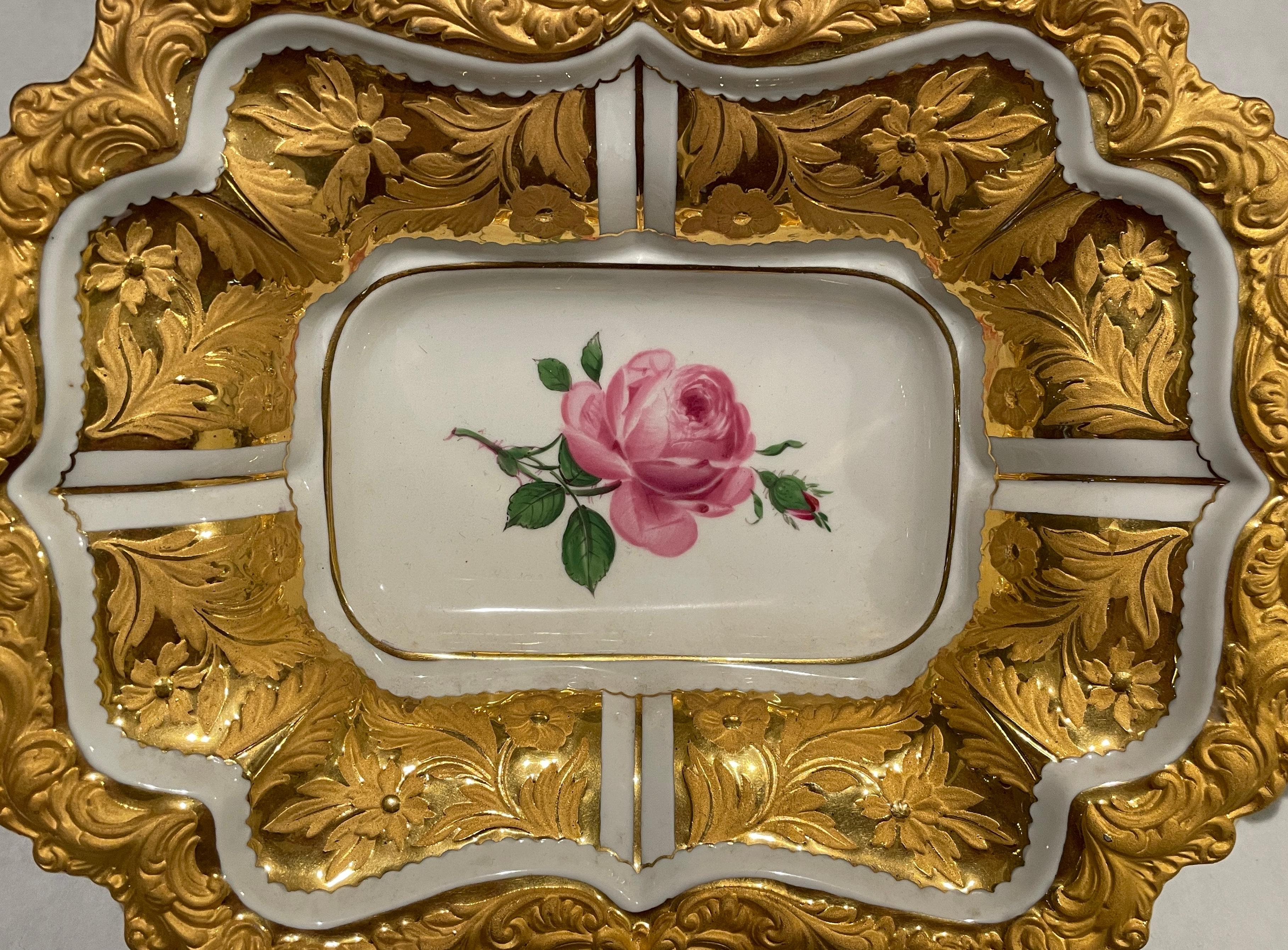 Allemand Plateau en porcelaine dorée et peinte de Meissen
