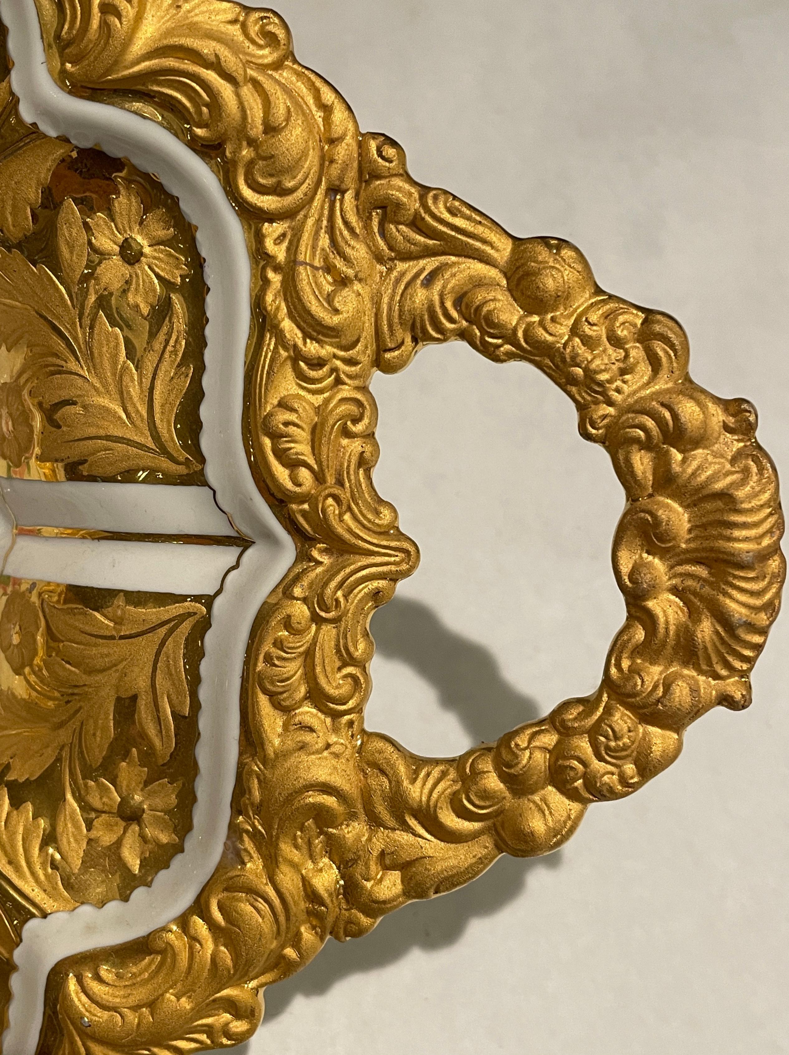 Doré Plateau en porcelaine dorée et peinte de Meissen