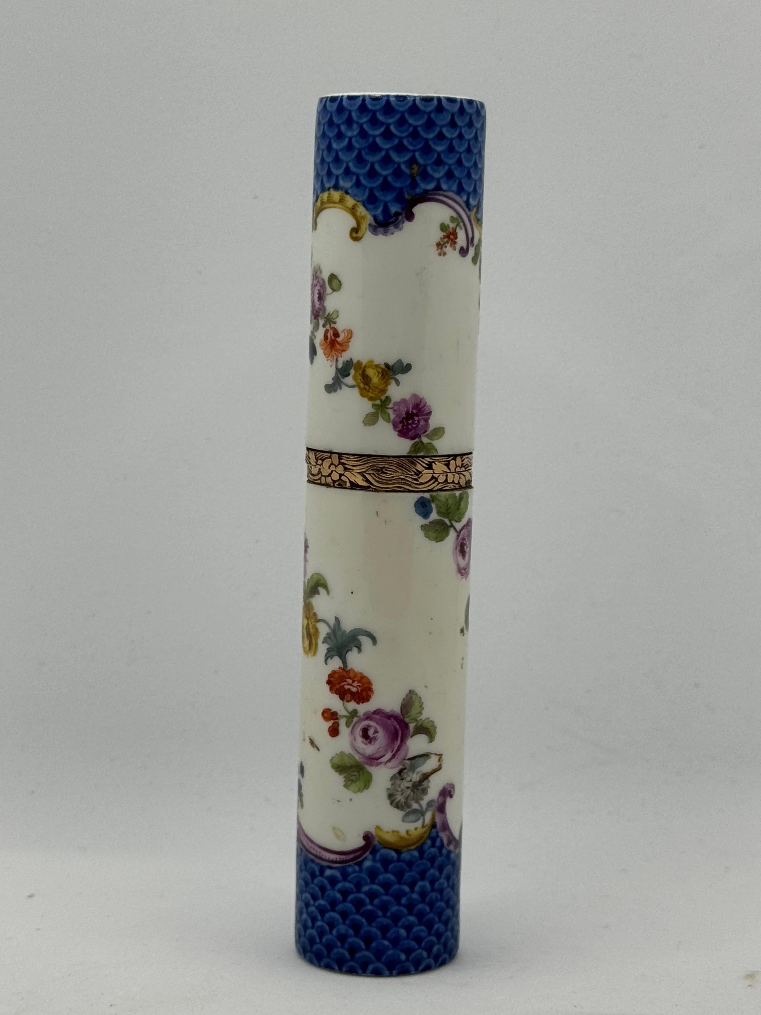 Etui montado en metal dorado de Meissen / Estuche para pasamontañas, hacia 1755 Pintado a mano en venta