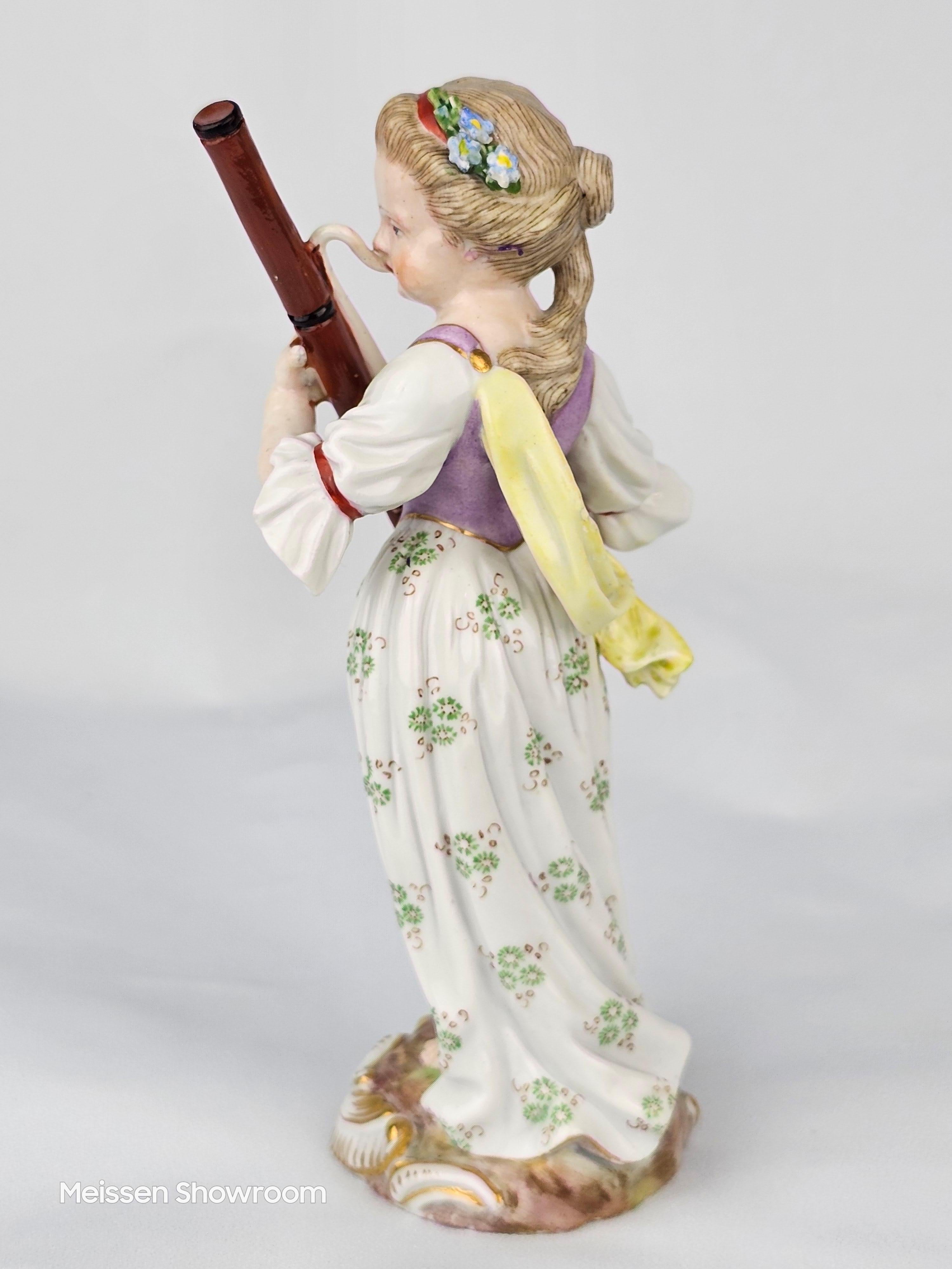 Ragazza di Meissen che suona il fagotto della serie 'Girl Orchestra' di J.J. Kaendler cira 1757.

Circa all'inizio del XIX secolo

Altezza 14.5 cm

Numero di modello 2981

Spade incrociate in blu sottosmalto