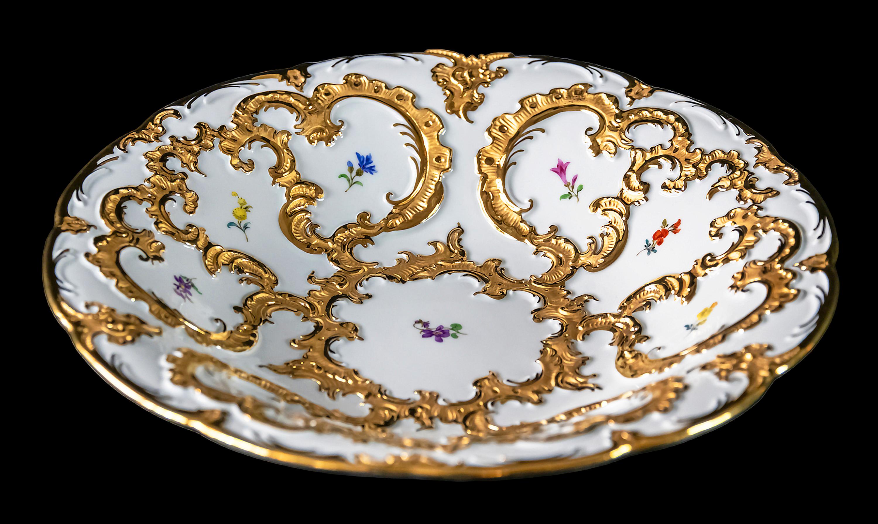 Plato de porcelana alemana de Meissen ricamente decorado con oro y decoración floral pintada a mano.