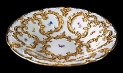Assiette en porcelaine de Meissen décorée d'or et de fleurs
