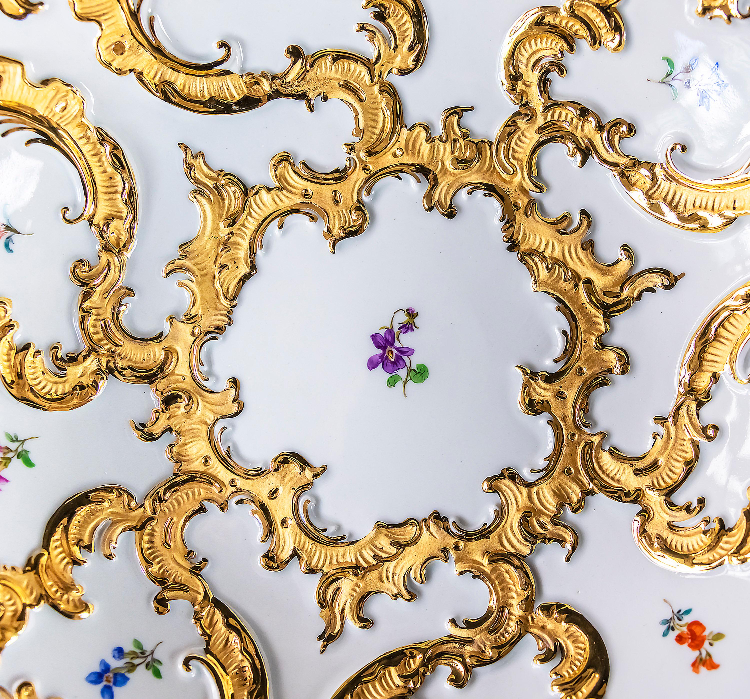 Meissen Gold and Floral Decor Porcelain Plate In Excellent Condition For Sale In Vilnius, LT