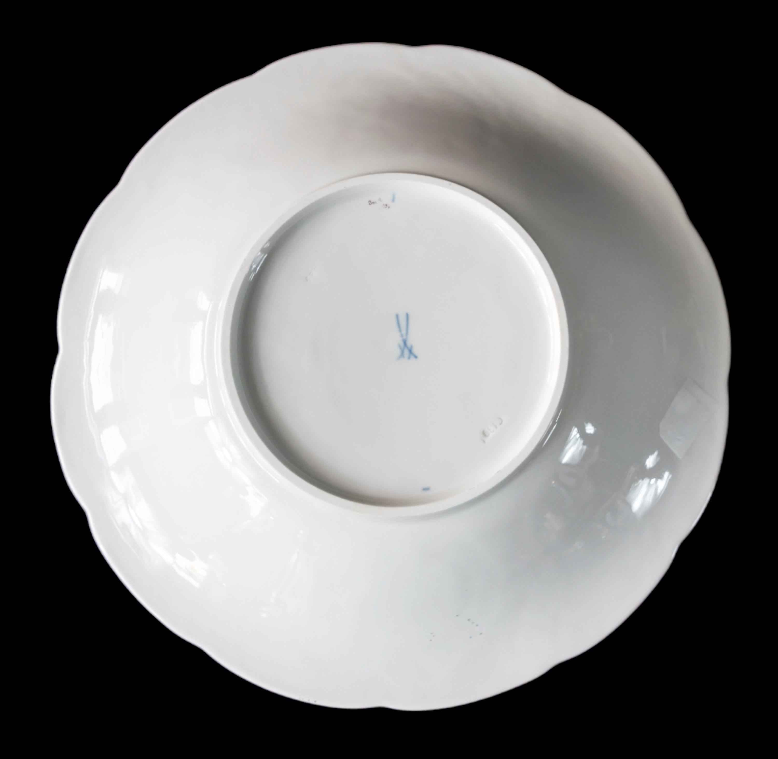 Plato de porcelana con decoración floral y dorada de Meissen siglo XX en venta