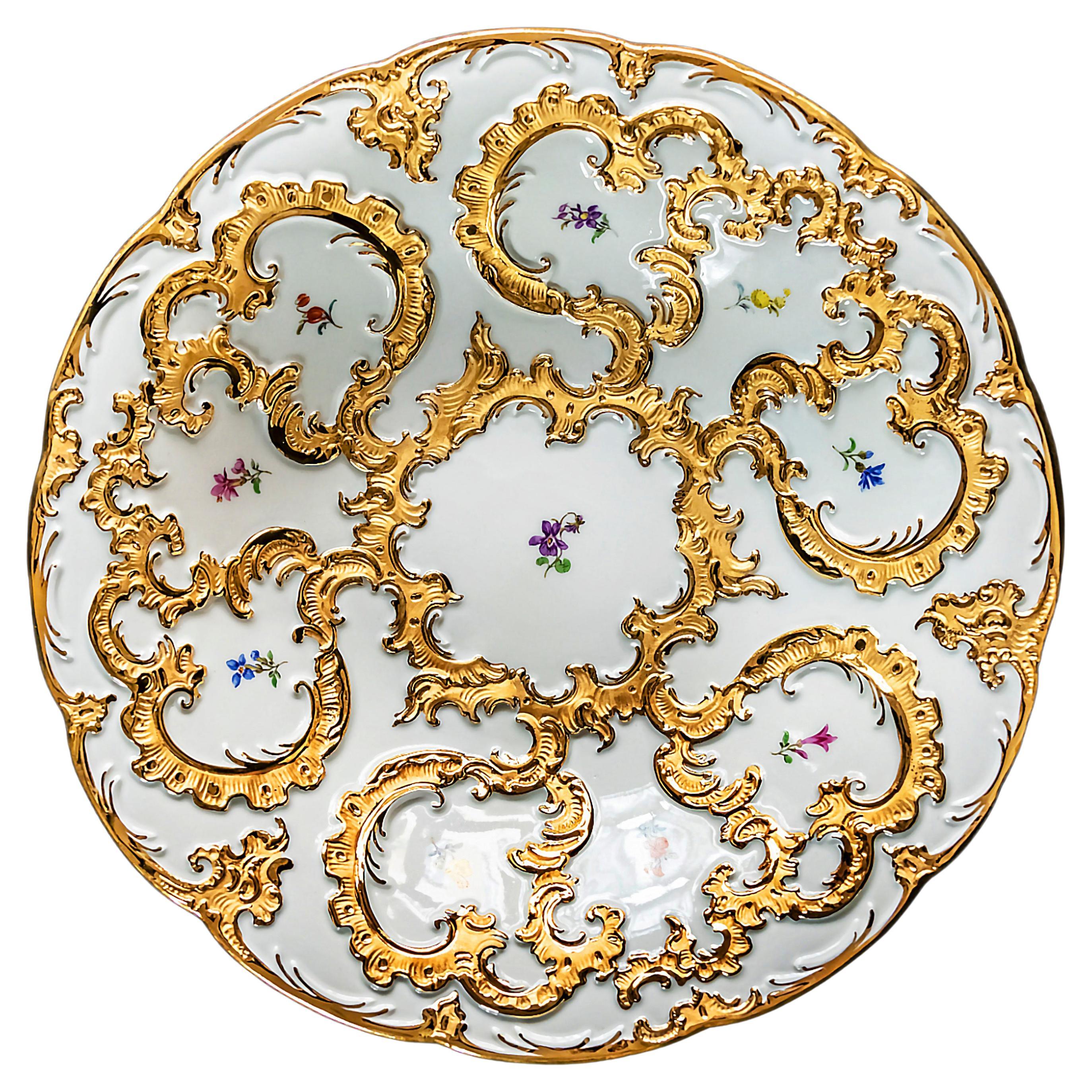 Assiette en porcelaine de Meissen décorée d'or et de fleurs