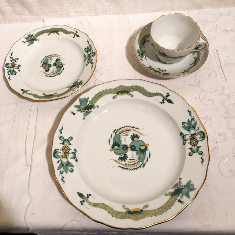 Other Meissen Green Court Dragon Dinner Service for Fourteen People Having 56 Pieces