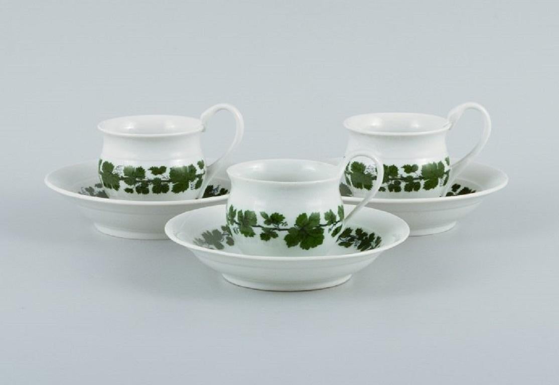 Meissen, green Ivy Vine.
3 coffee cups with accompanying saucers.
Early 20th century.
In great condition.
First factory quality.
One saucer in third factory quality.
Cup measuring: D 7.0 (without handle) x H 6.0 (without handle).
Saucer