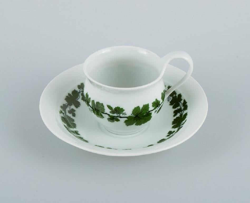 Meissen, grüner Efeurank, 3 Kaffeebecher mit dazugehörigen Untertassen, frühes 20. Jahrhundert (Deutsch) im Angebot