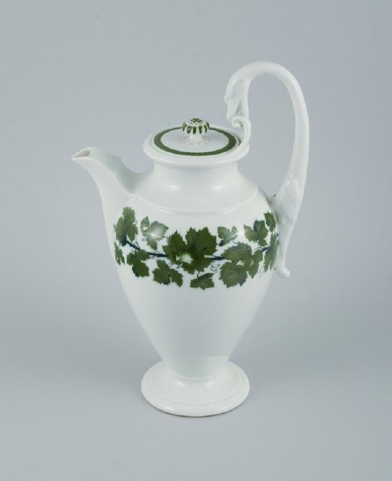 Meissen green iIvy vine. Coffee pot in hand-painted porcelain.
Early 20th century.
In excellent condition.
Third factory quality.
Dimensions: D 18.0 (w. handle) x H 29.0 (w. handle).
 