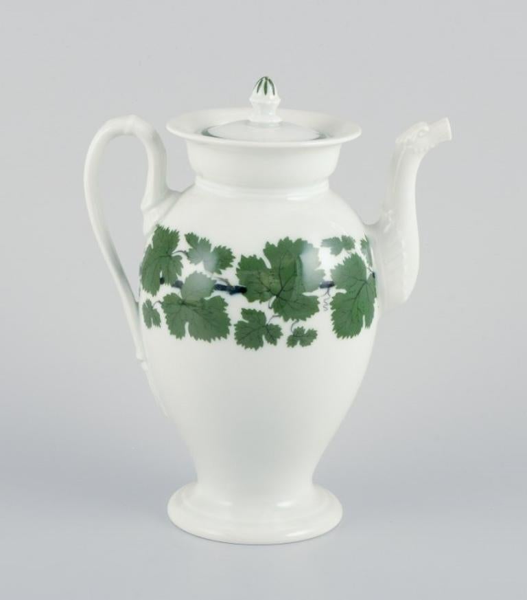 Meissen Green Ivy Vine, coffee pot.
Approximately from the 1930s.
Marked.
In excellent condition.
Third factory quality.
Dimensions: H 17.5 cm x D 14.0 cm including handle and spout.