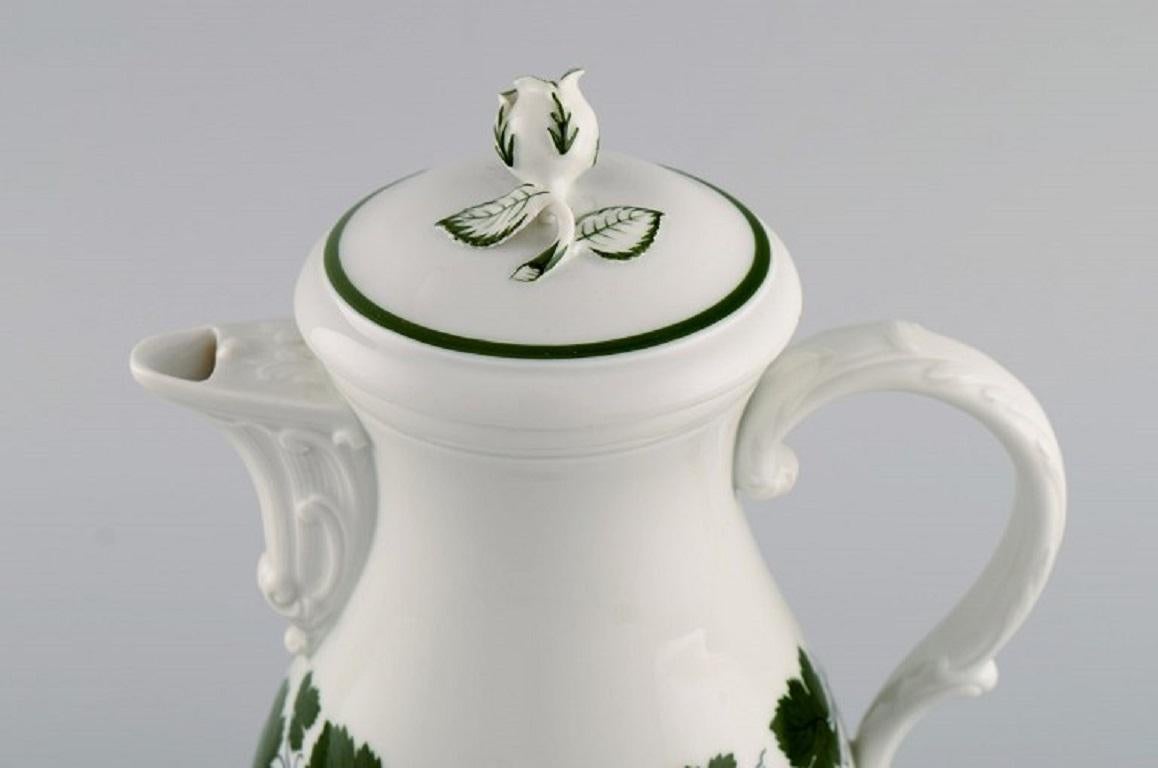 Meissen Green Ivy Vine. coffee pot, sugar bowl and creamer in hand-painted porcelain. Lid modelled with rose bud. 1940's.
The coffee pot measures: 23 x 17 cm.
The creamer measures: 12 x 12 cm.
In excellent condition.
Stamped.
3rd factory