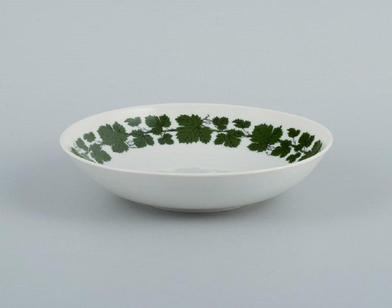 Meien. Grner Efeu Rebe. Vier Teile: Eierbecher, Tasse, Untertasse und  Sahneknnchen im Angebot bei 1stDibs Deutschland | meissen eierbecher,  meissner porzellan weinlaub, meissen kaffeebecher