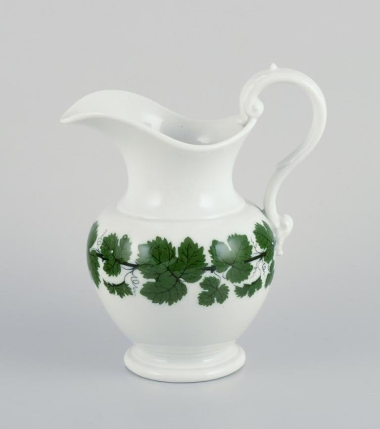 Meissen Green Ivy Vine, a large sugar bowl and a large creamer.
Approximately from the 1930s.
Marked.
In excellent condition.
Third factory quality.
Sugar bowl: L 12.5 cm x H 9.0 cm.
Creamer: H 15.5 cm x D 13.5 cm including handle and spout.