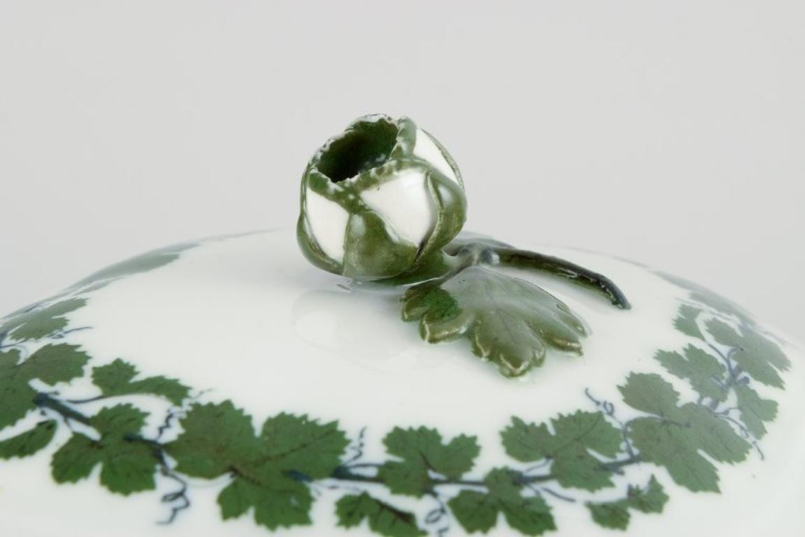 Meissen Green Ivy Vine. Large sugar bowl and large creamer in porcelain. In Excellent Condition For Sale In Copenhagen, DK