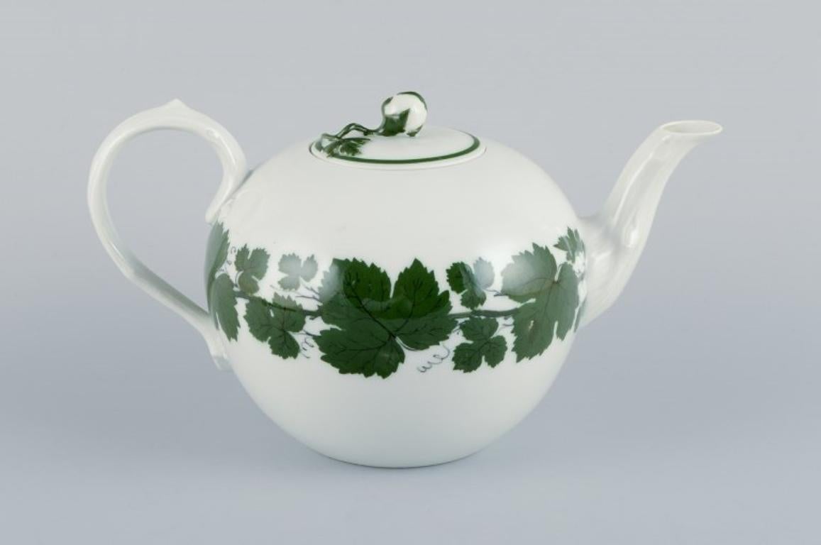 Meissen Green Ivy Vine, large teapot. Lid with a flower bud.
From the 1930s.
Marked.
In excellent condition.
Third factory quality.
Dimensions: H 13.5 cm x D 23.2 cm including handle and spout.