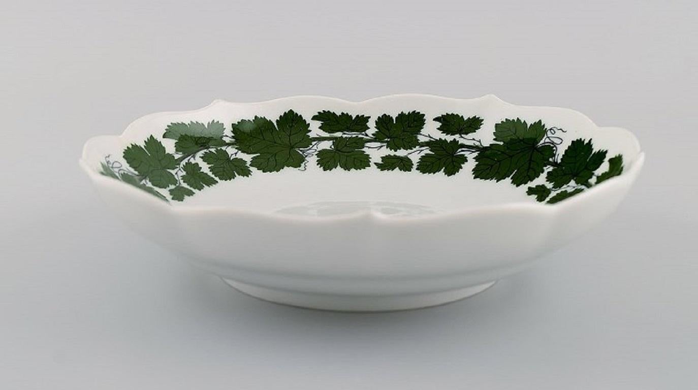 Meissen Green Ivy Vine Leaf bowl in hand-painted porcelain. 20th century.
Measures: 18.5 x 4.5 cm.
In excellent condition.
Stamped.
1st factory quality.