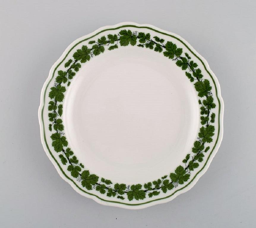 Servicio de café egoísta en forma de hoja de parra de hiedra verde de Meissen en porcelana pintada a mano. 1940s.
Consta de una taza de café con un platillo, un plato y una cremera.
La taza de café mide 7,5 x 7,3 cm.
Diámetro del platillo: 14