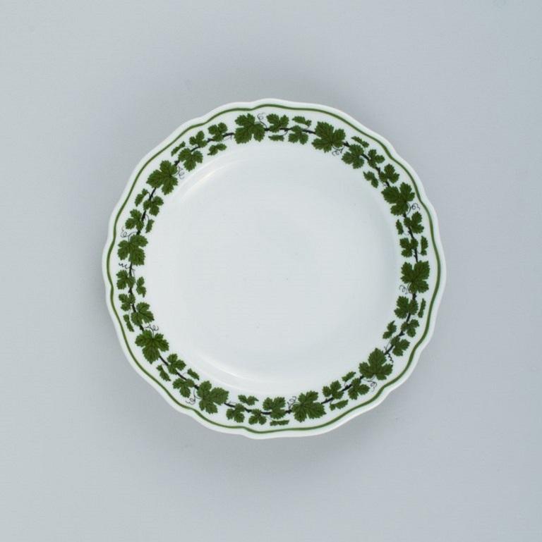 Meissen. Green Ivy Vine Leaf. Eight plates in hand-painted porcelain.
Early 20th century.
In great condition.
Third sorting.
Six plates: D 17.5 cm.
A plate: D 19.0 cm.
A plate: D 21.0 cm.