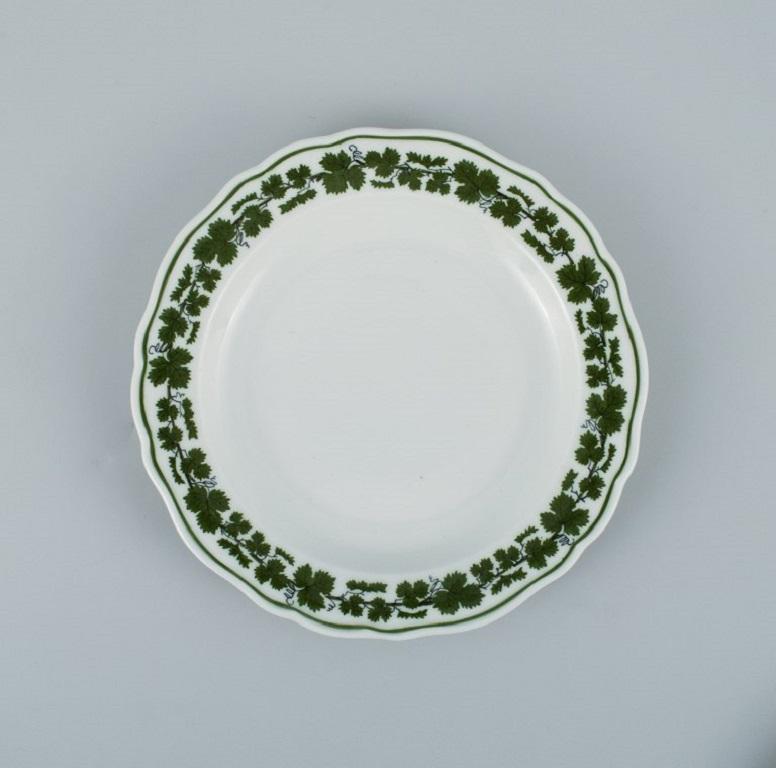 Meissen, Green Ivy Vine Leaf, Eight Plates in Hand-Painted Porcelain In Excellent Condition For Sale In Copenhagen, DK