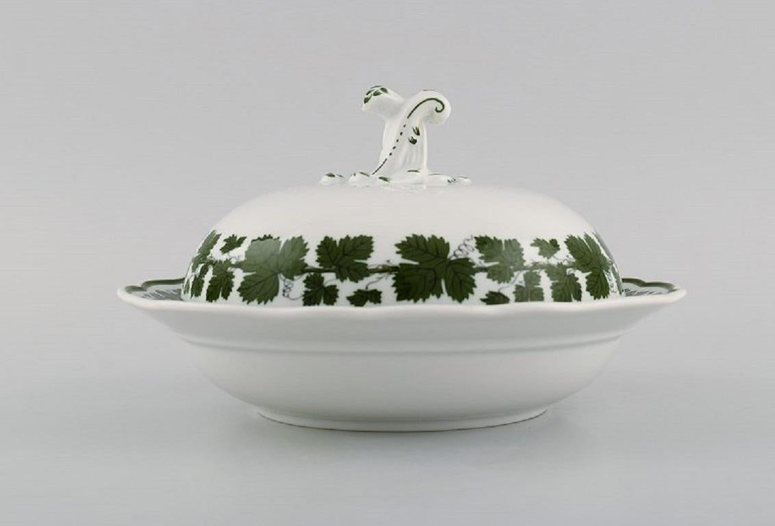 Meissen green ivy vine leaf lidded tureen in hand-painted porcelain. 20th century.
Measures: 18.5 x 10.5 cm.
In excellent condition.
Stamped.
1st factory quality.