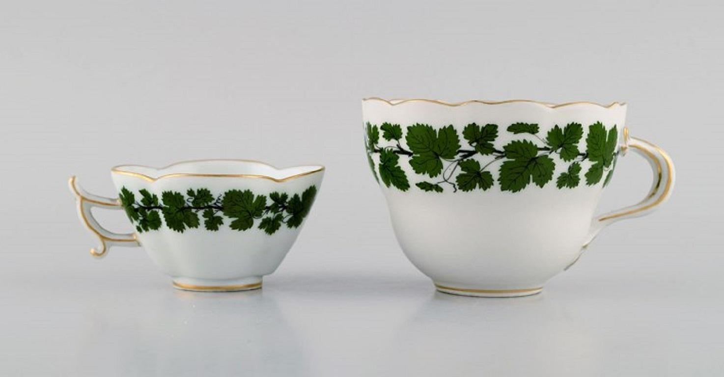 Allemand Tasse à thé et moka vert lierre en porcelaine peinte à la main en forme de feuille de vigne de Meissen en vente