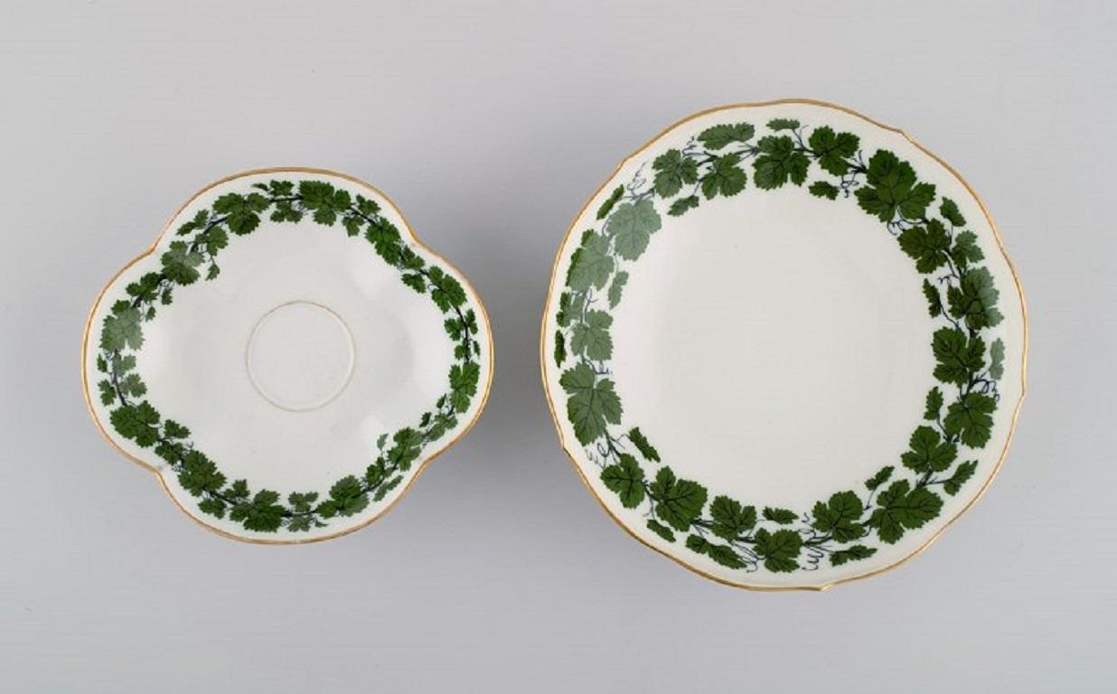 Meissener Mocha- und Teebecher aus handbemaltem Porzellan mit grünem Efeublatt (Handbemalt) im Angebot