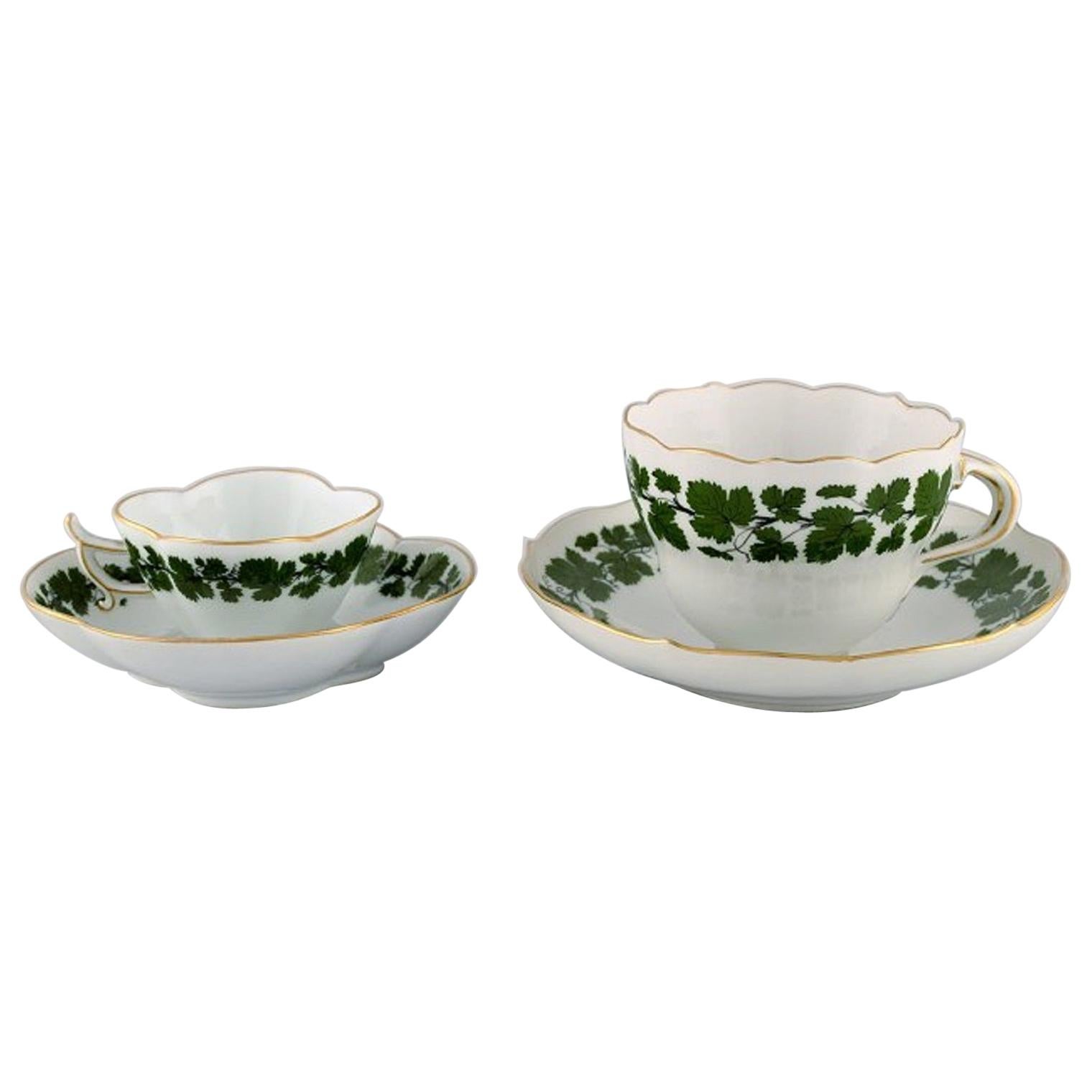 Meissener Mocha- und Teebecher aus handbemaltem Porzellan mit grünem Efeublatt
