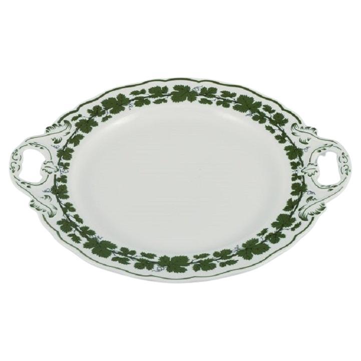 Meissen. Feuille de vigne lierre vert. Plat rond avec poignée en porcelaine peinte à la main. 