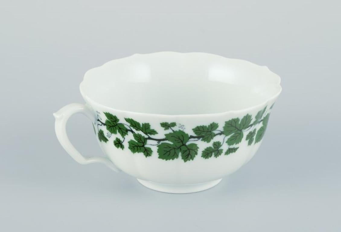 Meissen, Green Ivy Vine. Set of three tea cups and saucers. Mid-20th C. In Excellent Condition For Sale In Copenhagen, DK