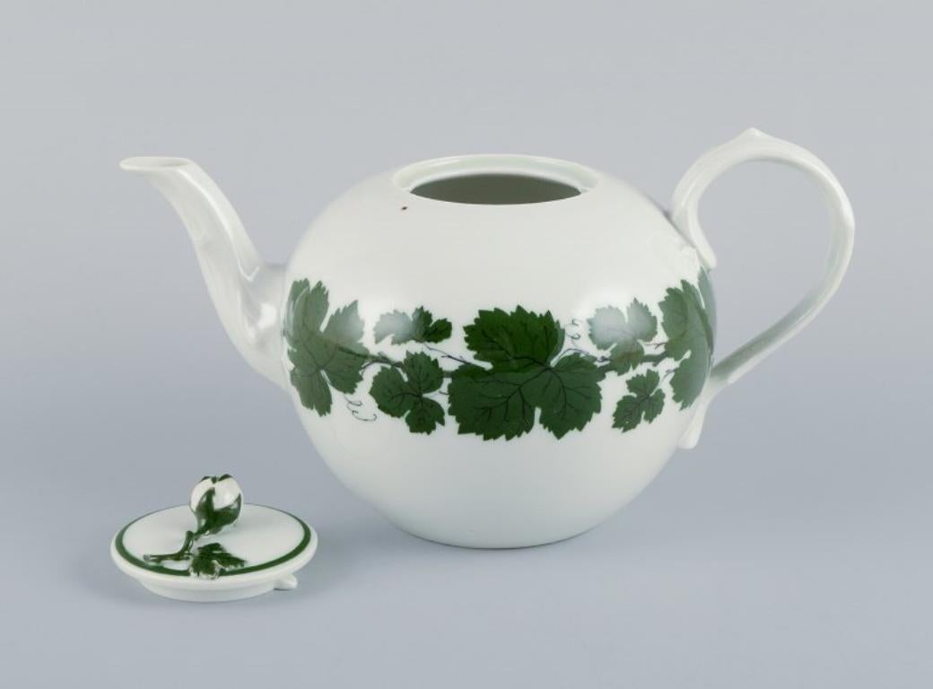 Meissen Green Ivy Vine, small teapot with flower knob lid.
Approximately from the 1930s.
Marked.
Excellent condition.
Third factory quality.
Dimensions: H 10.5 cm x D 17.5 cm including handle and spout.