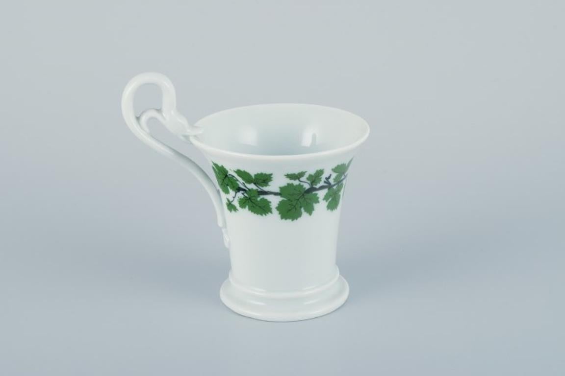 Meissen, Green Ivy Vine. Two coffee cups with tall handles shaped like swans. In Excellent Condition For Sale In Copenhagen, DK