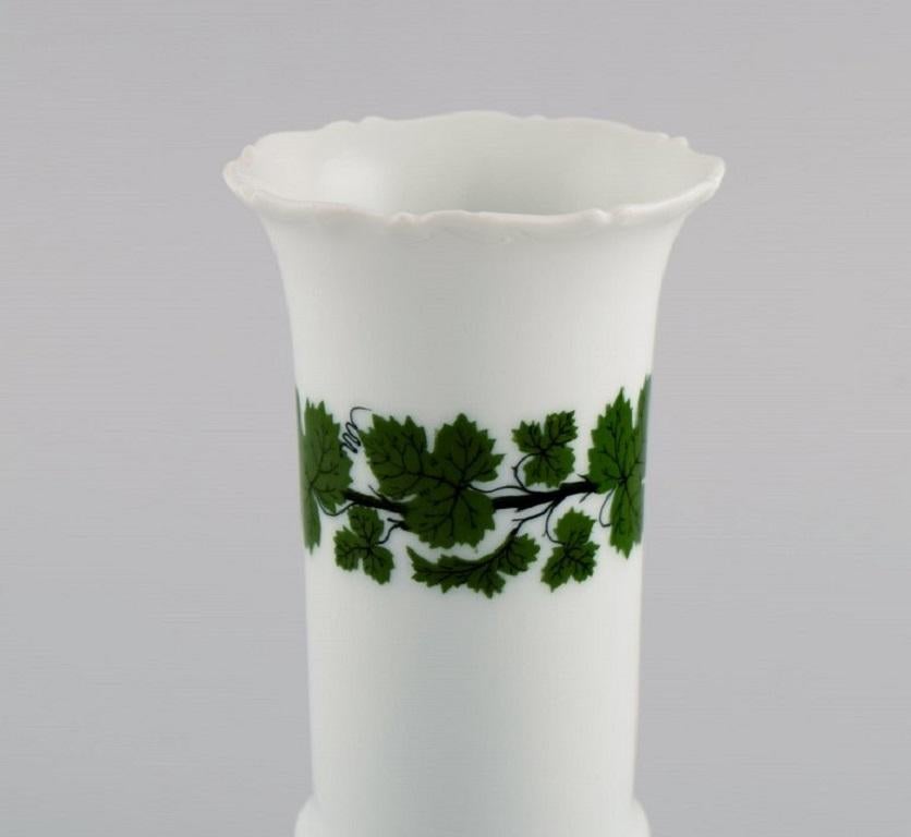 Grüne Meissener Efeu-Vine-Vase und Schale aus handbemaltem Porzellan, 1940er Jahre (Deutsch) im Angebot