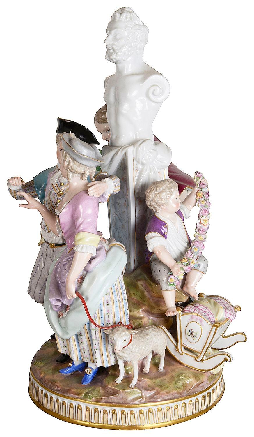Charmant groupe en porcelaine de Meissen représentant des amoureux debout devant un buste en marbre classique, un jeune garçon se balançant sur un lit d'enfant, un bateau et un chien.
Épées croisées bleues à la base.


Lot 81 57984. BCYZN