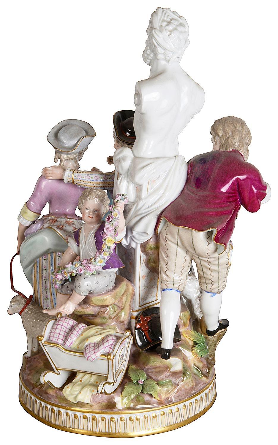 Allemand Groupe de Meissen, un couple en train de faire la cour, avec un buste classique derrière. en vente