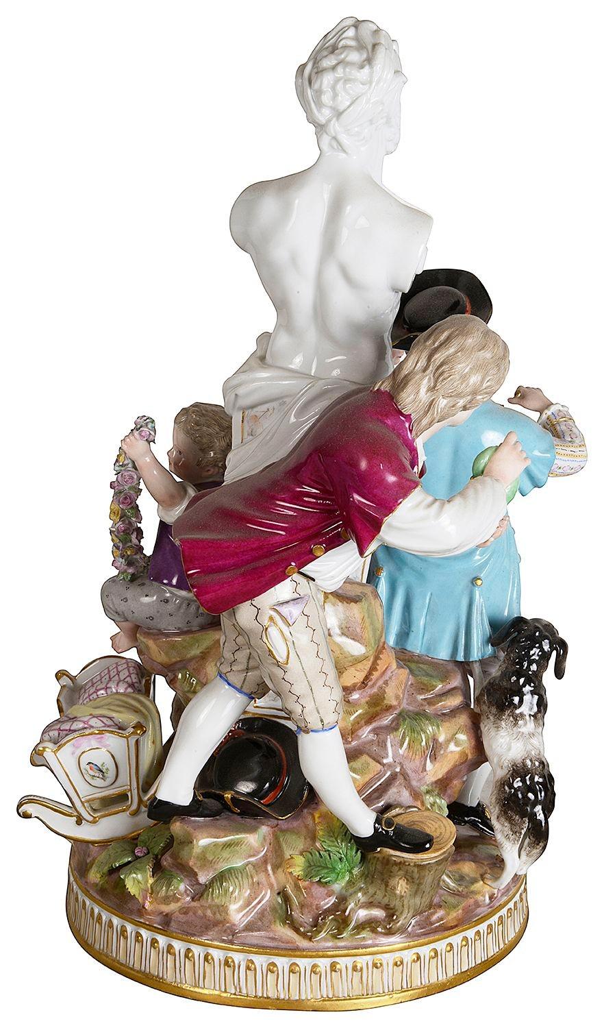 Peint à la main Groupe de Meissen, un couple en train de faire la cour, avec un buste classique derrière. en vente