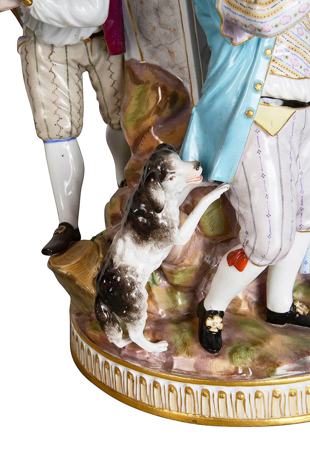 XIXe siècle Groupe de Meissen, un couple en train de faire la cour, avec un buste classique derrière. en vente