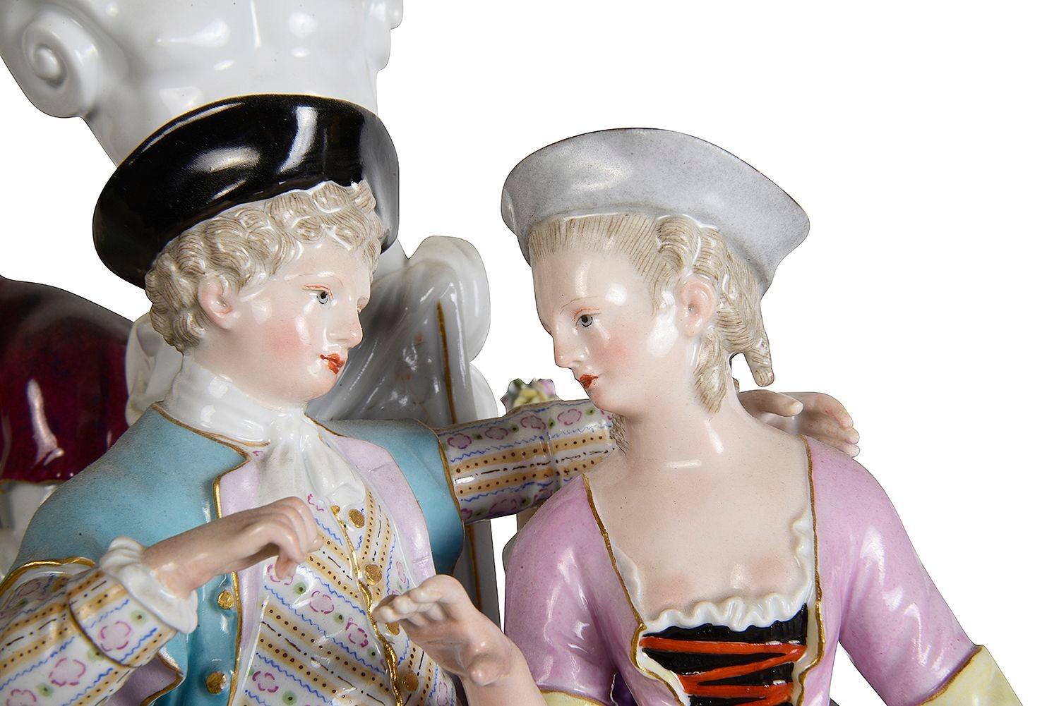 Porcelaine Groupe de Meissen, un couple en train de faire la cour, avec un buste classique derrière. en vente