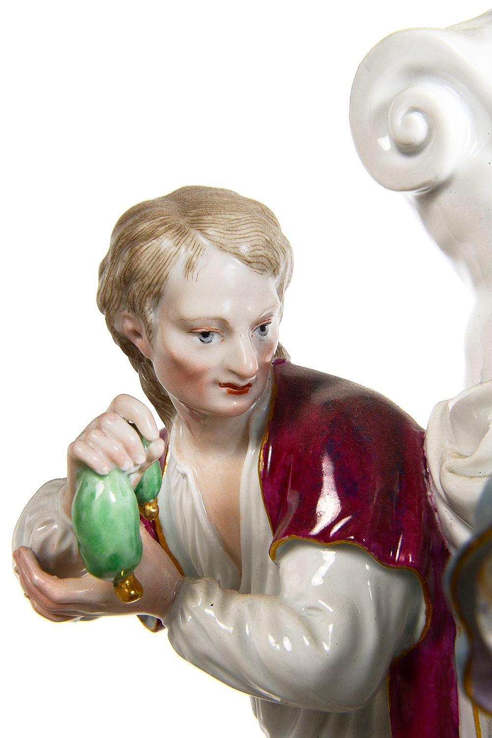 Groupe de Meissen, un couple en train de faire la cour, avec un buste classique derrière. en vente 1