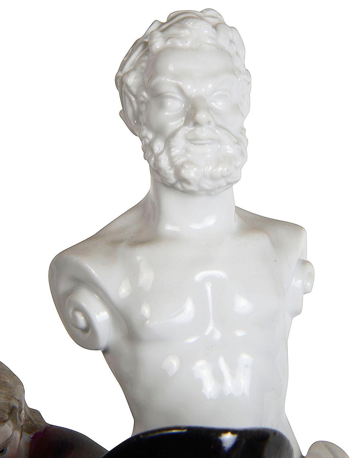 Groupe de Meissen, un couple en train de faire la cour, avec un buste classique derrière. en vente 2